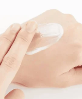 AESTURA Atobarrier 365 Hydro Soothing Cream Texture Close Up AESTURA Atobarrier 365 Hydro Soothing Cream